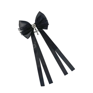 Barrette nœud gothique noir avec strass cœur, croix argentée et détails en dentelle