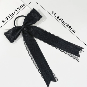 Dettaglio dell'elastico per capelli in pizzo nero con nastri lunghi e misura di 29 cm