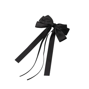 Eleganter Haarschmuck mit schwarzer Satinschleife und langen Bändern auf weißem Grund