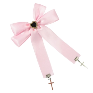 Barrette à nœud en satin rose avec pierre en cœur noir et pendentifs en croix de style gothique