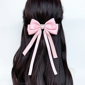 Barrette nœud en satin rose avec strass en cœur et longs rubans sur cheveux