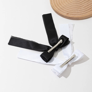 Elegantes Set aus schwarzen und weißen Satin-Haarspangen mit langen fließenden Bändern