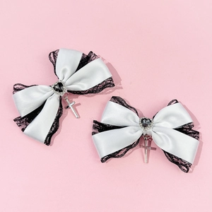 Detalle de lazos de encaje Gothic Lolita con colgantes de cruz y gemas en forma de corazón