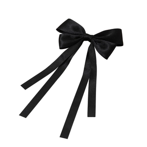 Pince à cheveux élégante en satin noir avec longs rubans, texture soie brillante pour femme