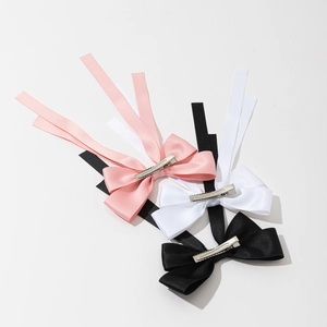 Barrettes à cheveux élégantes avec nœud en satin et longs rubans en rose, blanc et noir