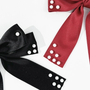 Détails des barrettes en satin avec perles élégantes en noir et rouge foncé classique