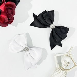 Coppia di fermagli per capelli in raso bianco e nero con strass a cuore stile gotico