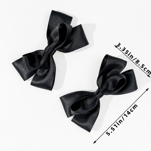 Detailansicht der großen schwarzen Satin-Haarschleife mit Seidentextur und Metall-Clip