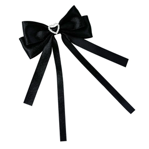 Barrette à cheveux élégante en satin noir avec un strass en forme de cœur argenté