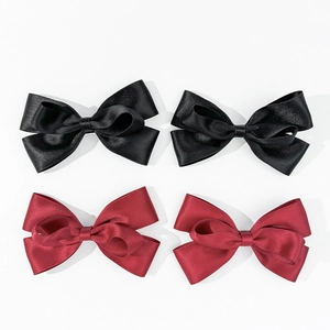 Elegantes Set mit vier Satin-Haarschleifen in klassischem Schwarz und Weinrot