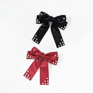 Barrettes noeud en satin noir et rouge bordeaux avec perles blanches et longs rubans