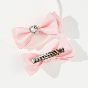 Fermagli per capelli a fiocco in raso rosa con strass a cuore, vista fronte e retro