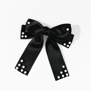 Barrette à cheveux élégante en satin noir avec nœud multicouche et perles blanches