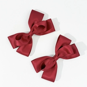 Elegantes Paar weinroter Satin-Schleifen-Haarspangen für Damen mit glänzendem Finish