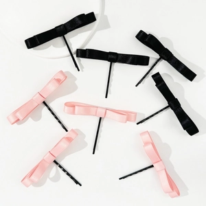 Vue détaillée de l'ensemble de barrettes à nœuds en satin noir et rose élégant