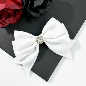 Elegante fermaglio per capelli in raso bianco con doppio fiocco e strass a cuore