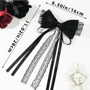 Dettaglio del fiocco per capelli in pizzo nero con nastri e misure di 16 cm per 28 cm