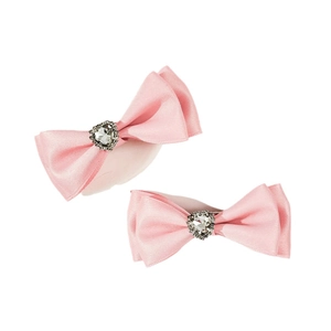 Fermagli per capelli a fiocco in seta rosa con cuori di strass su sfondo bianco
