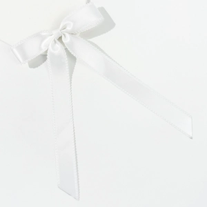 Barrette à nœud élégante en satin blanc avec bords festonnés décoratifs pour femmes