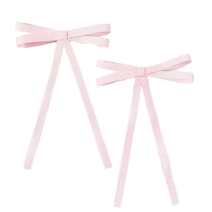 Dettaglio di fiocchi rosa a pois con lunghi nastri in un dolce stile da ballerina