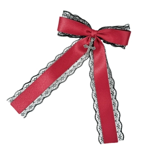 Barrette nœud satin bordeaux gothique avec dentelle noire et pendentif croix