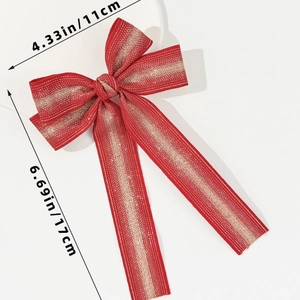 Détail du nœud papillon rouge et doré montrant les dimensions de 11 cm sur 17 cm