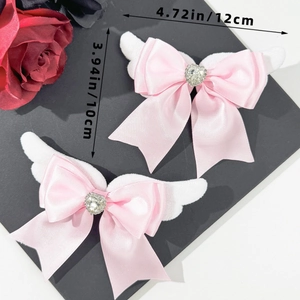 Details von rosa Schleifen-Haarspangen mit Engelsflügeln und Maßangaben in Zoll
