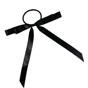 Elegante elastico in raso nero con lunghi nastri per un'acconciatura raffinata