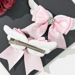 Gothic Rosa Satin Haarschleifen mit weißen Plüsch Engelsflügeln und Strass Verzierung