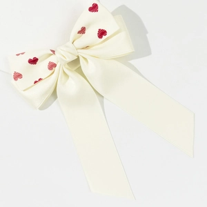 Barrette à cheveux en satin crème avec motifs cœurs rouges et longs rubans doux