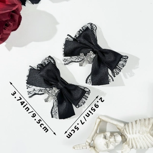Détail d'une pince à cheveux nœud en dentelle noire avec pendentif croix et dimensions