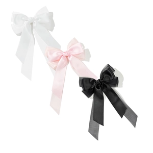 Gros plan de barrettes à nœuds élégantes en satin et organza double couche blanc rose et noir
