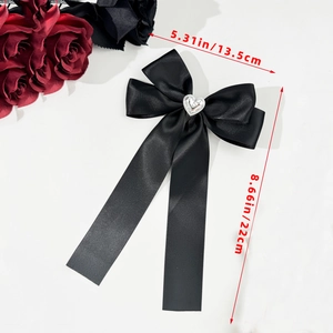 Gros plan du nœud papillon en satin noir avec cristal cœur et dimensions 13,5x22cm