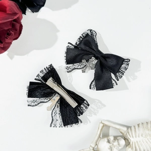 Barrettes gothiques avec nœud en satin noir, dentelle et pendentif croix argenté