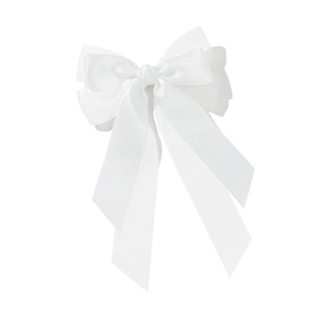 Vue détaillée du nœud en satin blanc avec de longs rubans élégants pour les cheveux