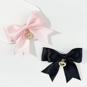 Details von Satin-Schleifen-Haarspangen mit Perlenherz-Anhängern in Rosa und Schwarz