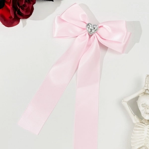 Barrette à cheveux en satin rose avec boucle en cœur argenté et longs rubans