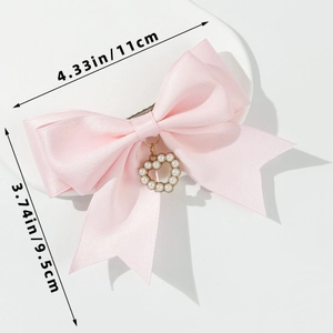 Details der rosa Satin-Haarschleife mit Perlenherz-Anhänger und Größenangaben