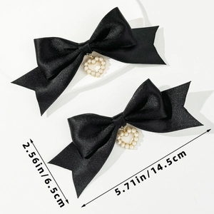 Détail de pinces à cheveux en satin noir avec pendentifs cœur perle et dimensions