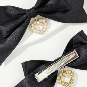Détails des barrettes nœuds en satin noir avec cœurs en perles et pinces en métal
