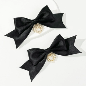 Paire de barrettes à cheveux en satin noir avec un doux pendentif cœur en perle