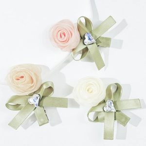 Set de 3 pinzas para el cabello con rosas de organza, cintas verdes y pedrería de corazón