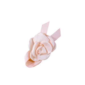 Barrette à cheveux camélia en satin rose pâle avec rubans sur fond blanc pur