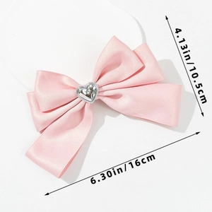 Rosa Satin-Schleifen-Haarspange mit silbernem Herz und Maßen 16 cm mal 10,5 cm