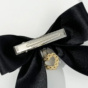 Eleganter schwarzer Satin-Haarclip mit Herzanhänger und silberner Metallklammer