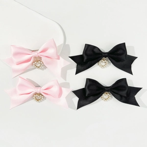 Lot de quatre barrettes à nœuds roses et noirs avec pendentifs cœur et perle douce