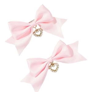 Barrettes à nœuds en satin rose avec pendentifs cœur perlé pour femmes, lot de deux sur blanc