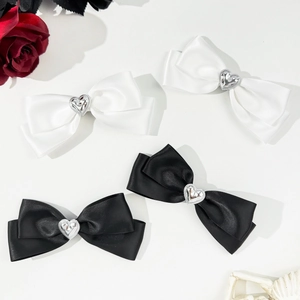 Lot de barrettes à nœuds en satin avec breloques cœur argentées en noir et blanc