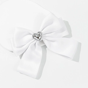 Elegante weiße Satin-Haarschleife mit silbernem Herz-Metallelement für Damen