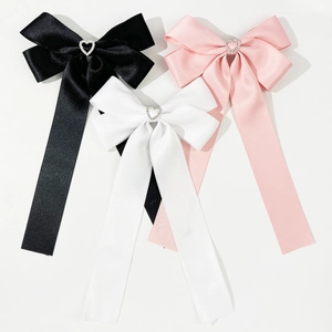 Lot de trois barrettes nœuds en satin avec strass cœur en noir, rose et blanc